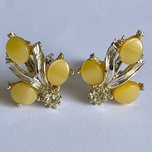 Vintage Yellow Thermoset Rhinestone Climber Clip On Earrings GoldTone 50s Lucite - Picture 8 of 10